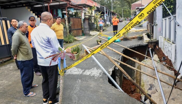 Rumah Warga Menggantung, Ahmad Luthfi “Sidak” Lokasi Tanah Amblas di Ungaran
