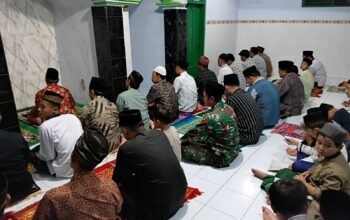 Pererat Silaturahmi, Babinsa Ulujami Tarawih Berjamaah Bersama Warga Rowosari