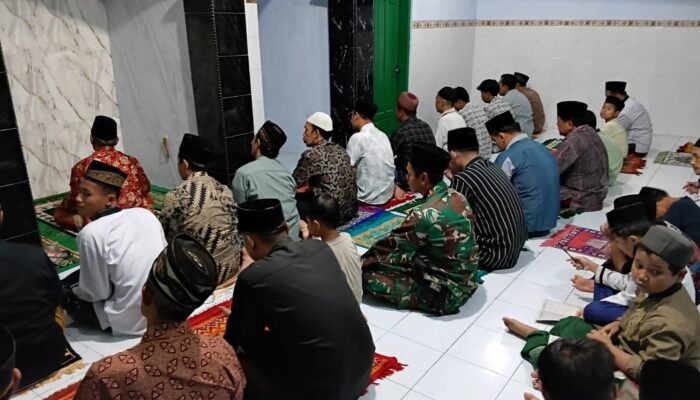 Pererat Silaturahmi, Babinsa Ulujami Tarawih Berjamaah Bersama Warga Rowosari