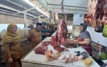 Jamin Stok Ramadhan Aman, Forkopimcam Comal Pantau Harga Sembako di Pasar