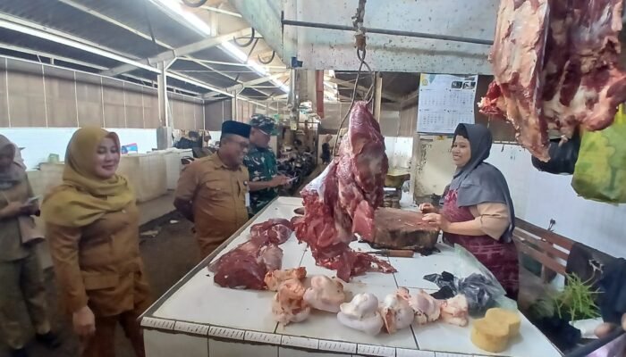 Jamin Stok Ramadhan Aman, Forkopimcam Comal Pantau Harga Sembako di Pasar