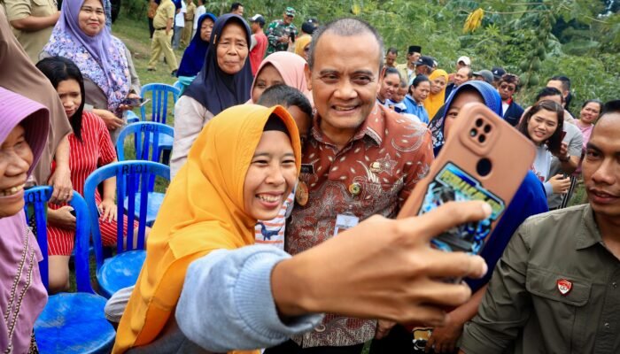 Momen Hangat di Susukan: Lansia Sambut Ahmad Luthfi dengan Parikan Spontan