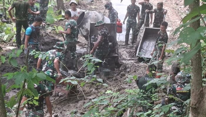 Tembus Medan Ekstrem, Satgas TMMD Brebes Buka Akses Terisolasi di Desa Cikuya