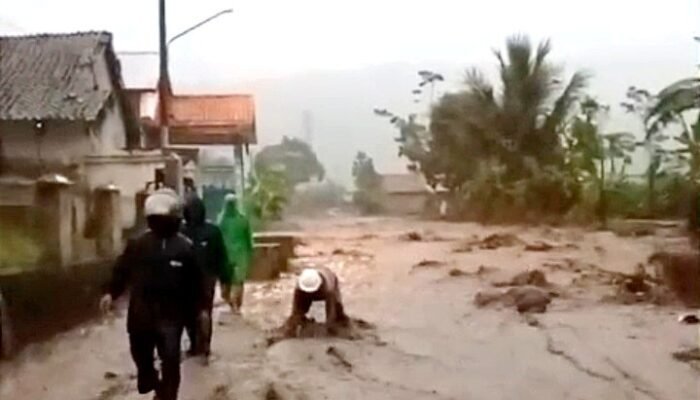 Banjir Bandang Terjang Desa Adisana, 2 Orang Luka dan Puluhan Rumah Terendam