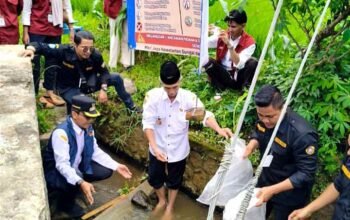 Karang Taruna dan Pemdes Kretek, Brebes Tebar 6.000 Benih Ikan Tingkatkan Ketahanan Pangan