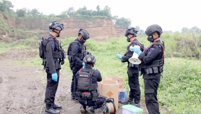 Polres Kendal Bersama Tim Jibom Detasemen Gegana Satbrimob Polda Jateng Musnahkan Bahan Peledak Pembuatan Petasan