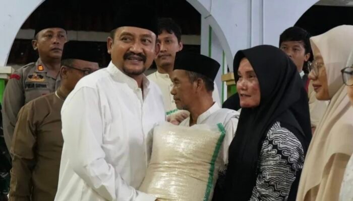 Safari Ramadan di Comal, Bupati Pemalang Salurkan Bantuan Sosial untuk Warga