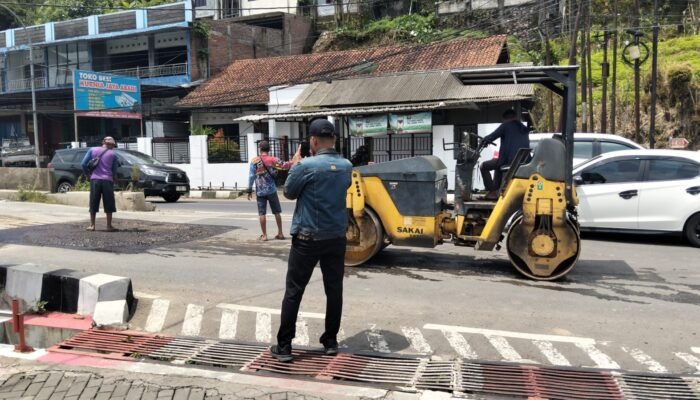 PT Praba Mas Hill Perbaiki Kerusakan Jalan Candi Penataran Semarang