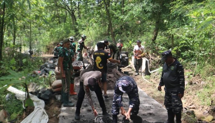 Sinergi Tanpa Batas: Prajurit TNI AL Ambil Bagian Bangun Desa di TMMD Brebes