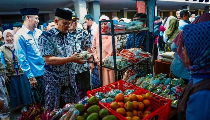 Ahmad Luthfi Bagikan 2 Ton Beras untuk Pekerja Informal di Ungaran