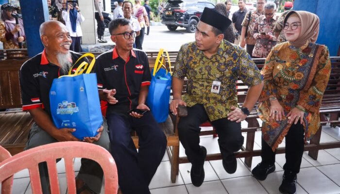 Jateng Siaga Mudik! Gus Yasin Cek Kesehatan Sopir Bus di Sukoharjo