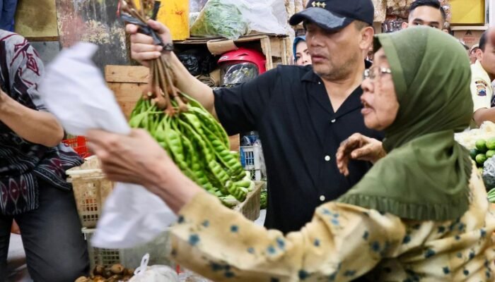 Aksi Nyentrik Ahmad Luthfi di Pasar Gede: Borong Pete hingga Traktir Warga Jelang Lebaran