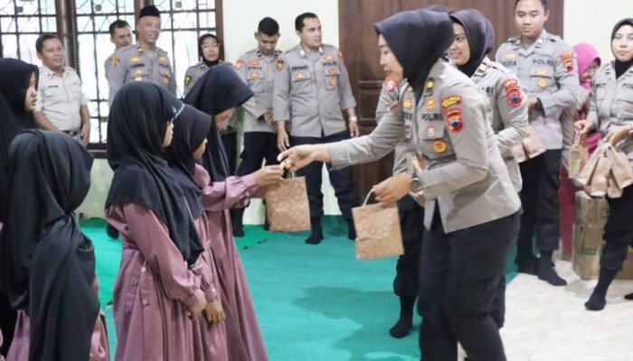 Ramadhan 1447 Hijriyah Polres Kendal Bagikan Takjil dan Paket Sembako Untuk Panti Asuhan Darul Hadlonah