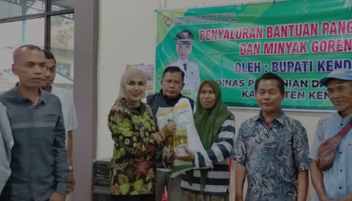 Sepekan Jelang Idul Fitri 1447 Hijriyah Bupati Kendal Salurkan Bantuan Beras dan Minyak Goreng Bagi Warga Di Kecamatan Limbangan