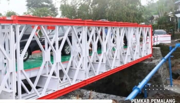 Bupati Pemalang Tinjau Jembatan Penakir yang Putus Akibat Banjir, Kini Kembali Bisa Dilalui Mobil