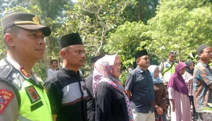 Bupati Anom Takziah dan Antar Korban Laka Tol Pejagan ke Liang Lahad