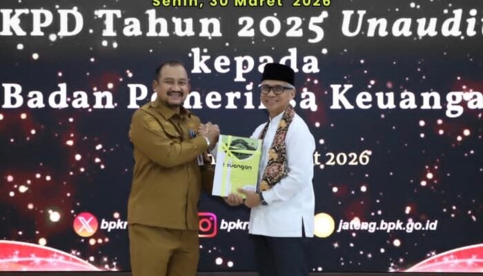 Wujudkan Transparansi, Bupati Pemalang Serahkan LKPD 2025 ke BPK Jateng