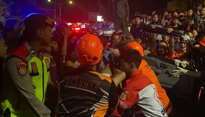 Hindari Balap Liar, Mobil Pick Up Hantam Pembatas Jalan di Pemalang