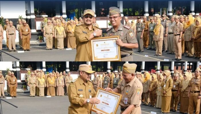 Genjot Keterbukaan Informasi, Bupati Pemalang Ganjar Penghargaan OPD Teraktif