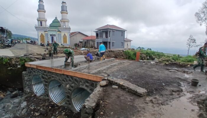 Lumpuh Akibat Banjir, Jembatan Armco Penakir Kini Dikebut TNI dan Warga