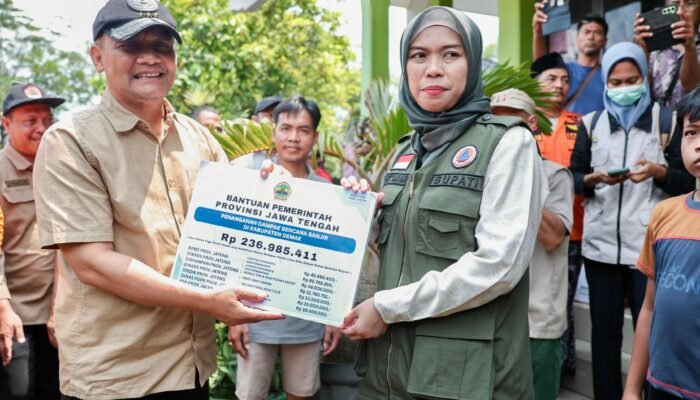 Aksi Cepat! Ahmad Luthfi Guyur Bantuan Ratusan Juta untuk Pengungsi Demak