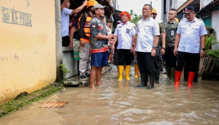 Blusukan ke Lokasi Banjir, Ahmad Luthfi Siapkan Solusi “Trapbag” di Solo Raya
