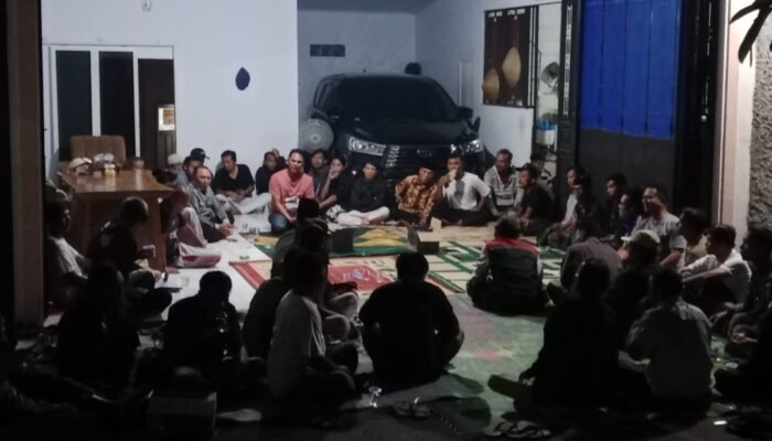 Bukan Demo! Warga ‘Gerebek’ Rumah Kades Cibuyur, Desak Maju Dua Periode