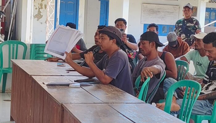 Warga Jatiroyom Geruduk Balai Desa, Desak Oknum Perangkat Mundur Dari Gapoktan!