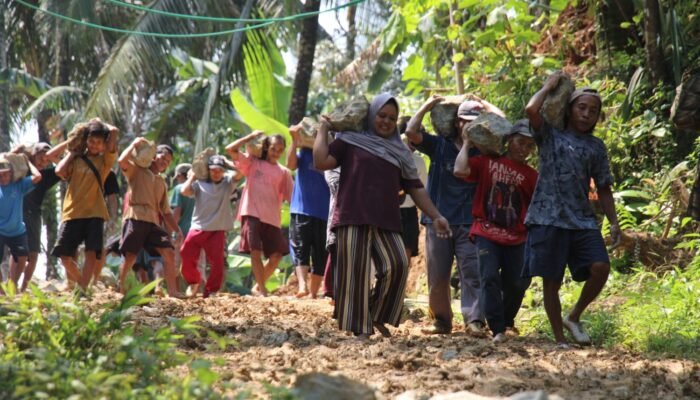 Aksi Nyata Warga Krangean: Pikul Batu Demi Jalan Impian di Program TMMD