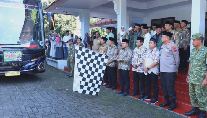 Kapolres dan Forkopimda Hadiri Pelepasan Jamaah Calon Haji Kabupaten Pekalongan