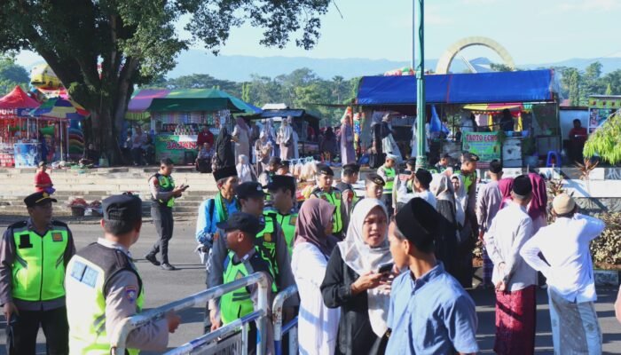 Ratusan Polisi Dikerahkan Amankan Pemberangkatan Jamaah Haji di Pekalongan