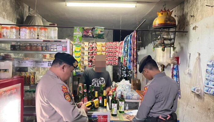 Razia Malam, Polres Pekalongan Sita 19 Botol Miras dari Dua Lokasi