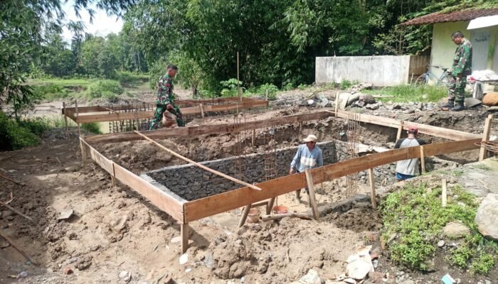 TNI-Warga Ampelgading Kompak Bangun Jembatan Gantung 120 Meter