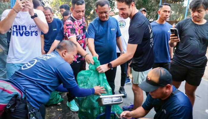 Ahmad Luthfi dan Sungai Watch Beraksi Bersihkan Sungai Pekalongan