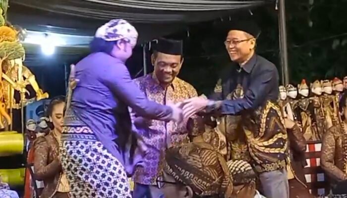 Lautan Manusia di Loning: Lakon ‘Syamsudin Munggah Kaji’ Sukses Hipnotis Warga