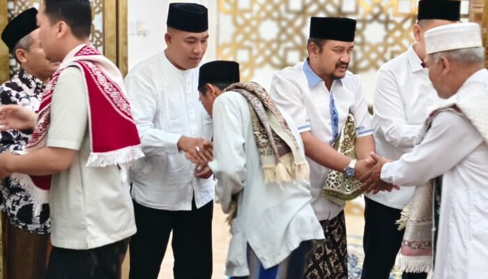 Satu Saf Bersama Rakyat, Dandim Pemalang Resapi Makna Kurban di Masjid Agung