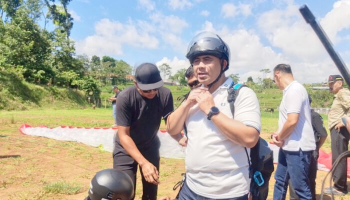 Promosikan Destinasi Wisata Curugsewu Wagub Jateng Terbang Tandem Paralayang