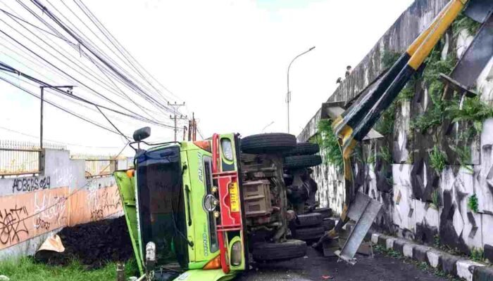 Dump Truk Bermuatan Batu Bara Terjun dari Fly Over Kretek Paguyangan, Minibus Tertabrak