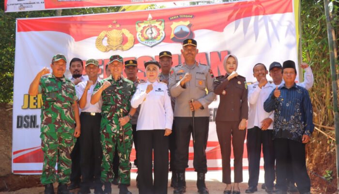 Bupati Kendal dan Kapolres Kendal Resmikan Penggunaan Jembatan Merah Putih Presisi di Dusun Tembelang