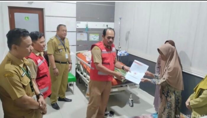 Camat Petarukan Jenguk Korban Tersambar Petir, Salurkan Bantuan PMI