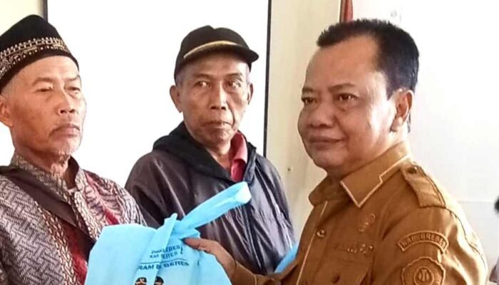 Wabup Brebes Salurkan 412 Paket Bantuan Wardoyo Tahap I di Paguyangan