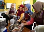 Holding Perkebunan Nusantara Optimalkan Potensi Lokal, PalmCo Latih 50 Perempuan Olah Ikan Lele Jadi Produk Bernilai Tambah