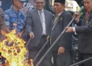 Momen Harkitnas di Pemalang, Pimpinan Dewan Ikut Musnahkan Rokok Ilegal