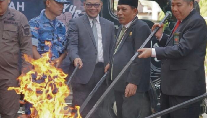 Momen Harkitnas di Pemalang, Pimpinan Dewan Ikut Musnahkan Rokok Ilegal