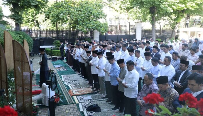 Momen Hangat Prabowo Salat Iduladha Bersama Diaspora Indonesia di Paris