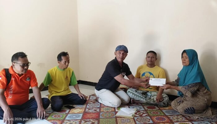 Gerak Cepat, Pemdes Cibuyur Salurkan Bantuan Darurat Korban Kebakaran