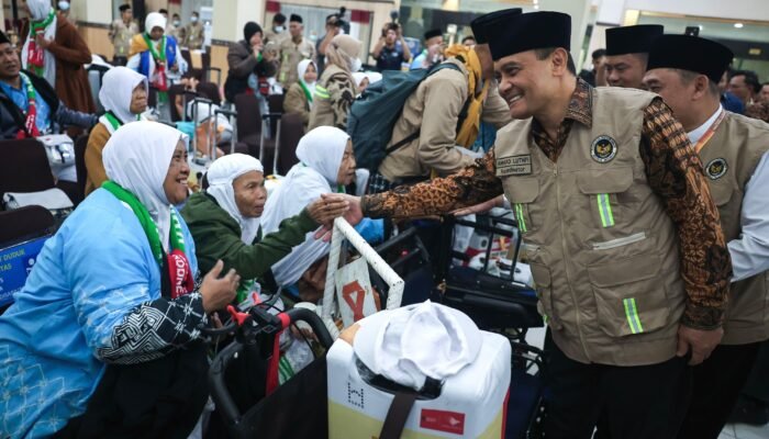 Pecah Tangis dan Sujud Syukur, Kloter 1 Haji Solo Tiba di Donohudan