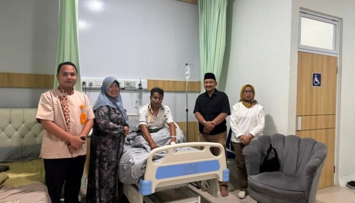 Jenguk Mantan Bupati Junaedi di Rumah Sakit, Bupati Anom Banjir Pujian