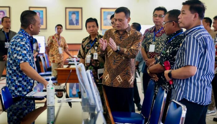 Pantau Posko SPMB, Ahmad Luthfi Tegaskan Pelayanan Bersih Bebas Titipan