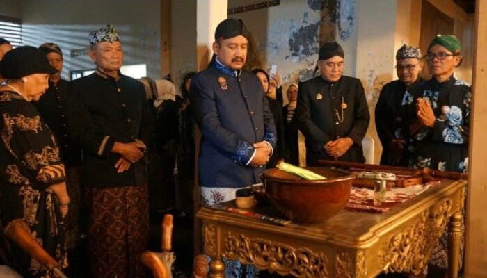 Nuansa Magis Jamasan Pusaka Pemalang di Malam Hari, Transformasi Tradisi di Jantung Kota 